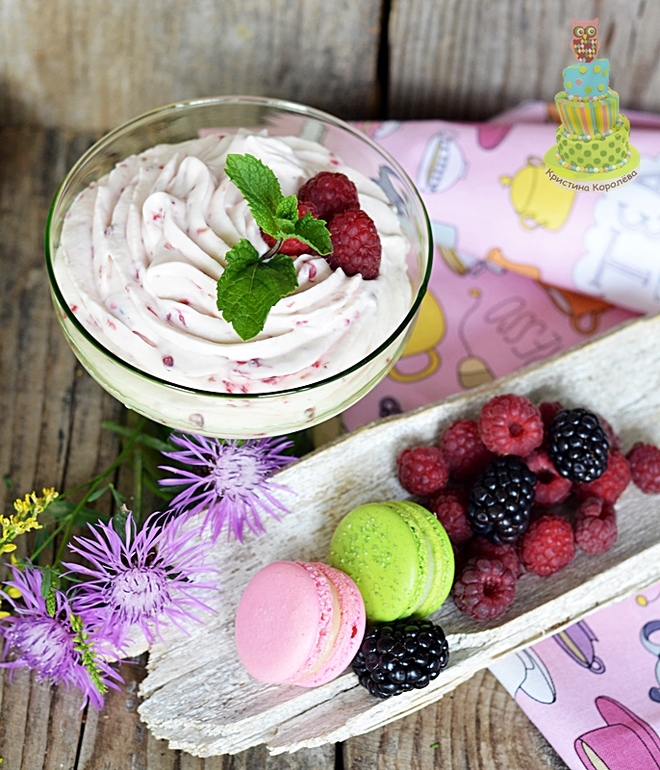Ягодный крем с макарон...