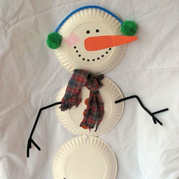 Cнеговик из бумажных тарелок