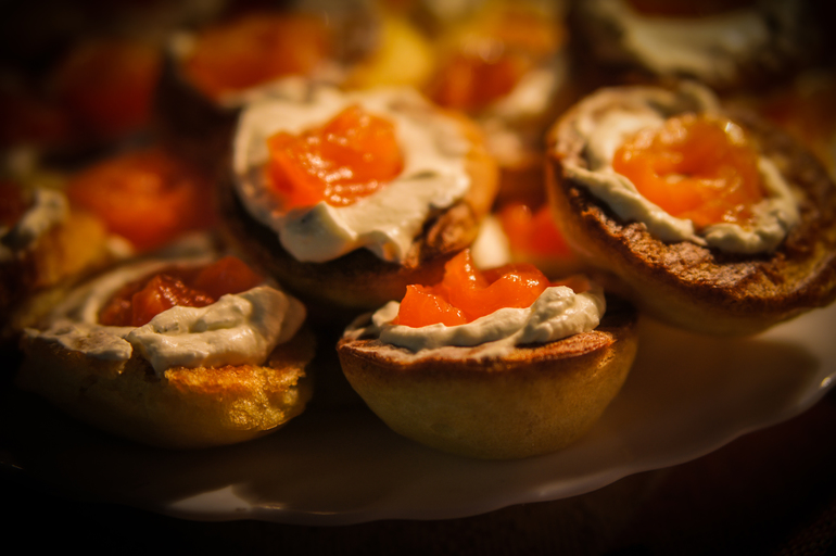 Профитроли с красной рыбой