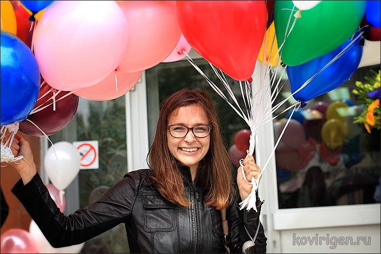 Украшенная машинка около роддома.