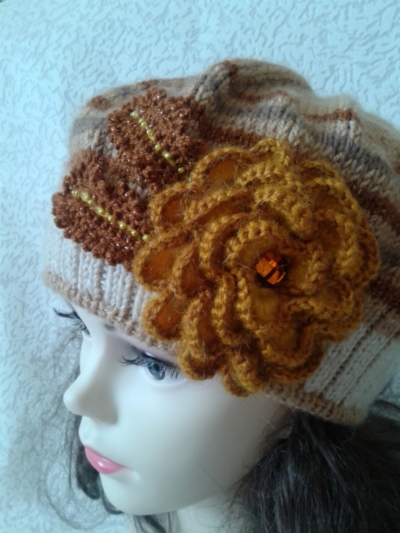 Беретик под бежево-золотистый плащик.