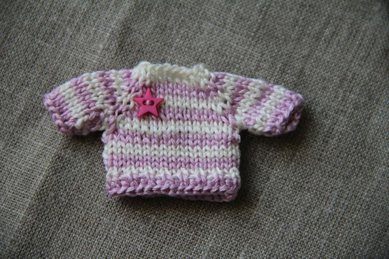 миниатюрные свитерочки....