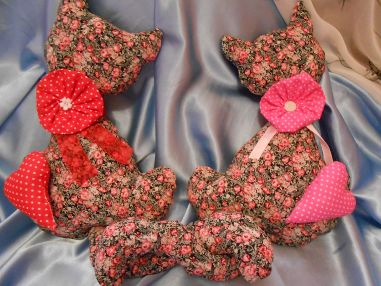 Интерьерные кошечки из ткани)