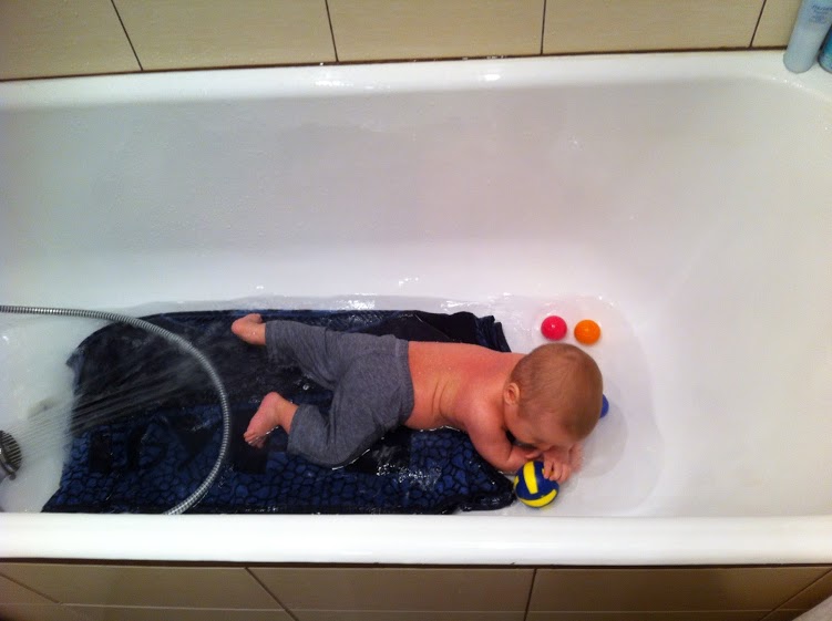 Игры в ванной для деток, которые еще не сидят