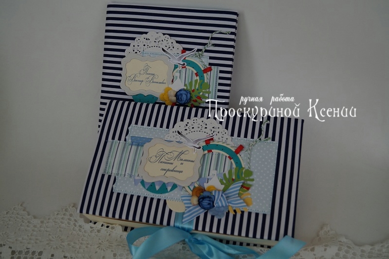 Группа в полосатых купальниках...