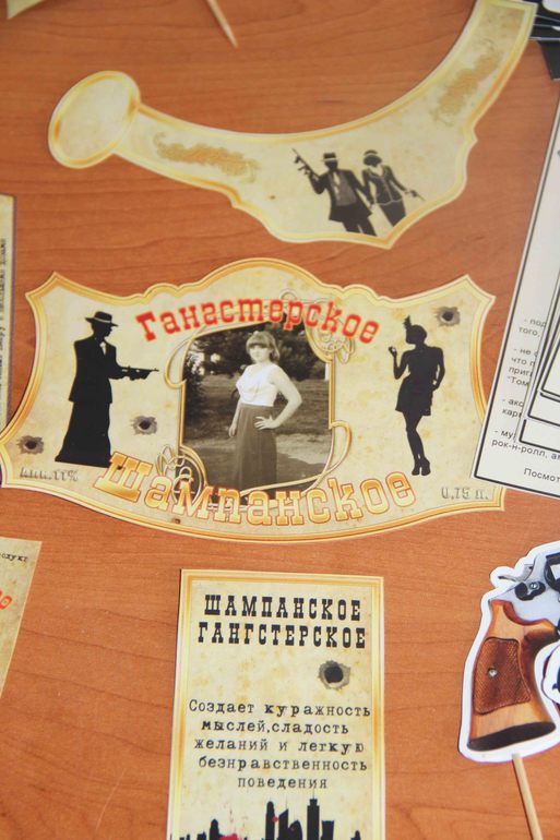 Приглашение пистолеи другие аксессуары для гангстерской вечеринки.