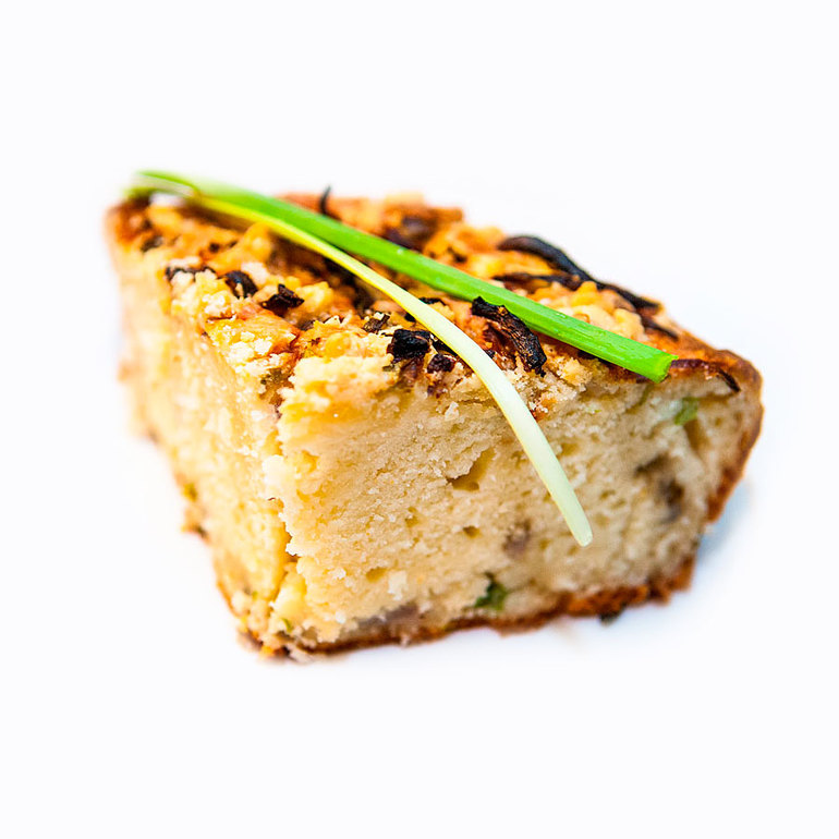 Луковый кекс с сыром