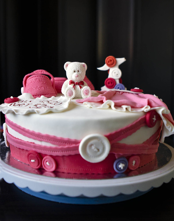 Розовый с пуговицами.