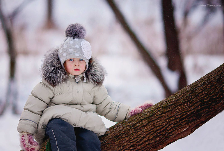 Катюша и Эвелина. ( это был последний день зимы со снегом.)