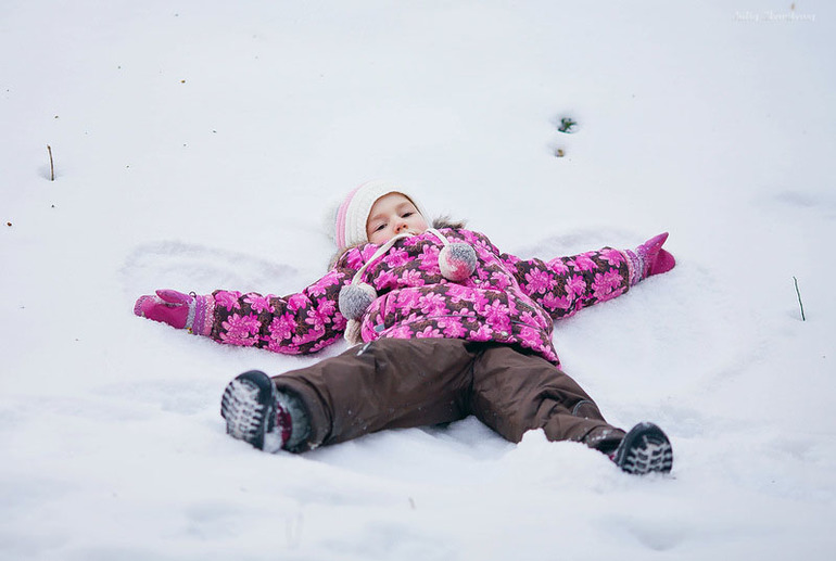 Катюша и Эвелина. ( это был последний день зимы со снегом.)