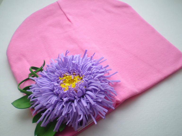 Шапочки с цветами ручной работы.