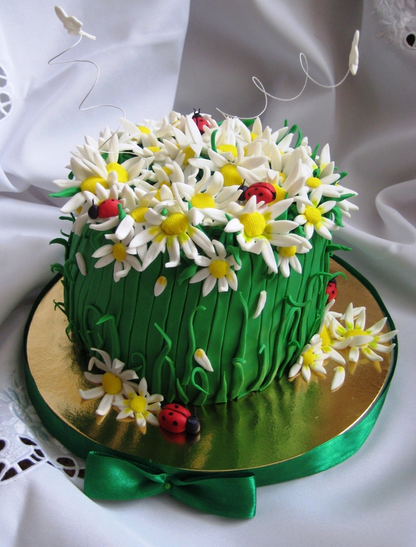 Мои первые ромашки.Очень мне понравилось делать этот тортик!