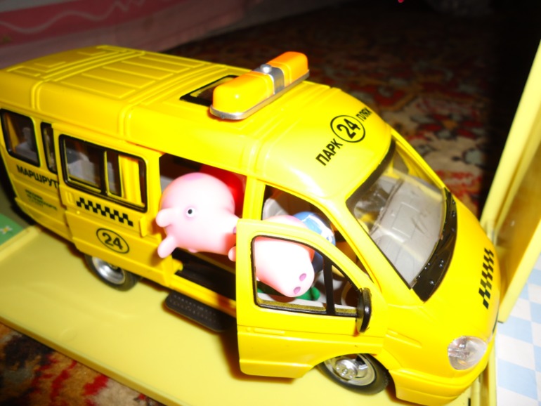 Игорек и игрушки