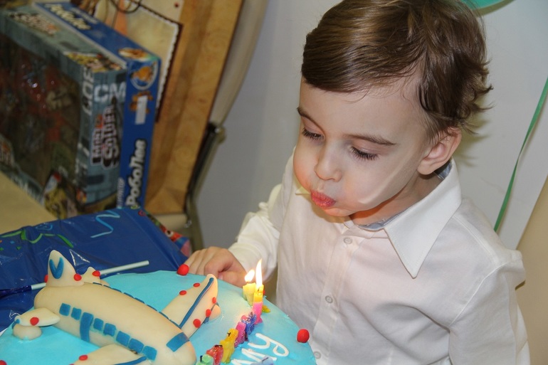 Артему 5 лет,наш день рождения