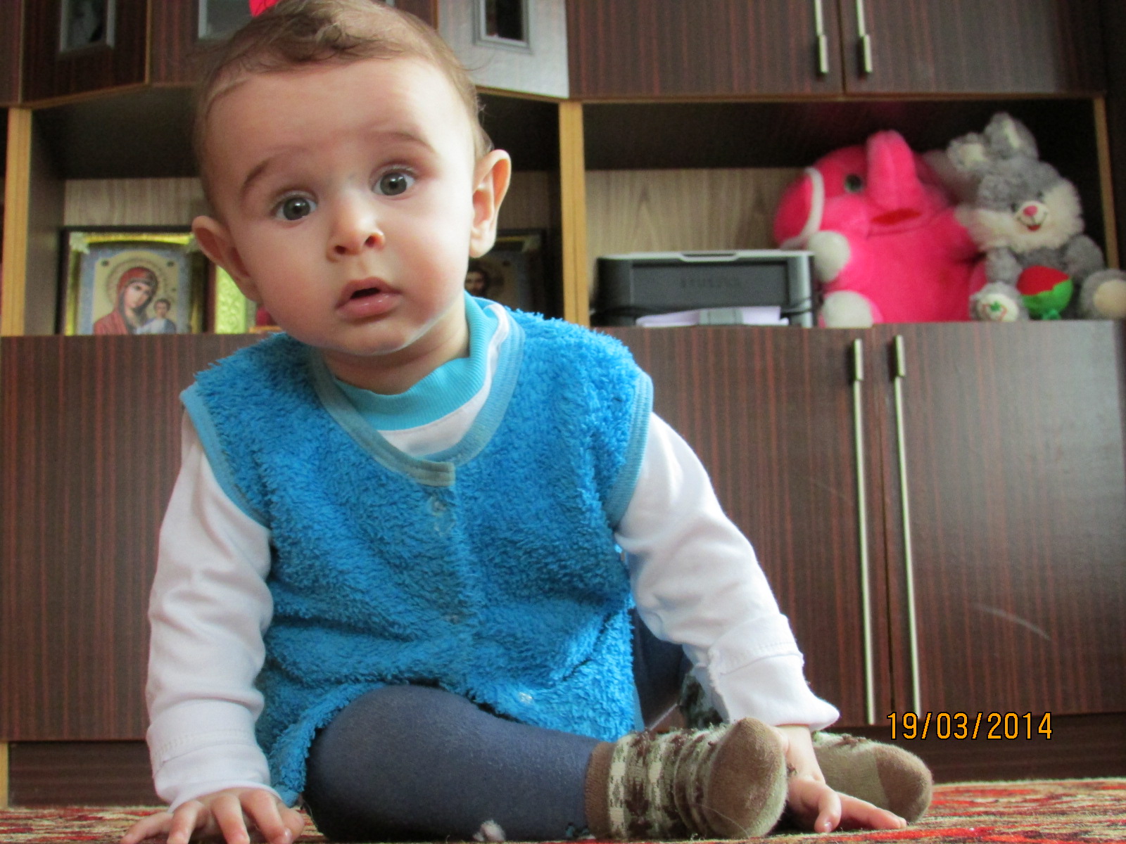 Прогулка во дворе...весна Мишенька 7 месяцев и 7  дней