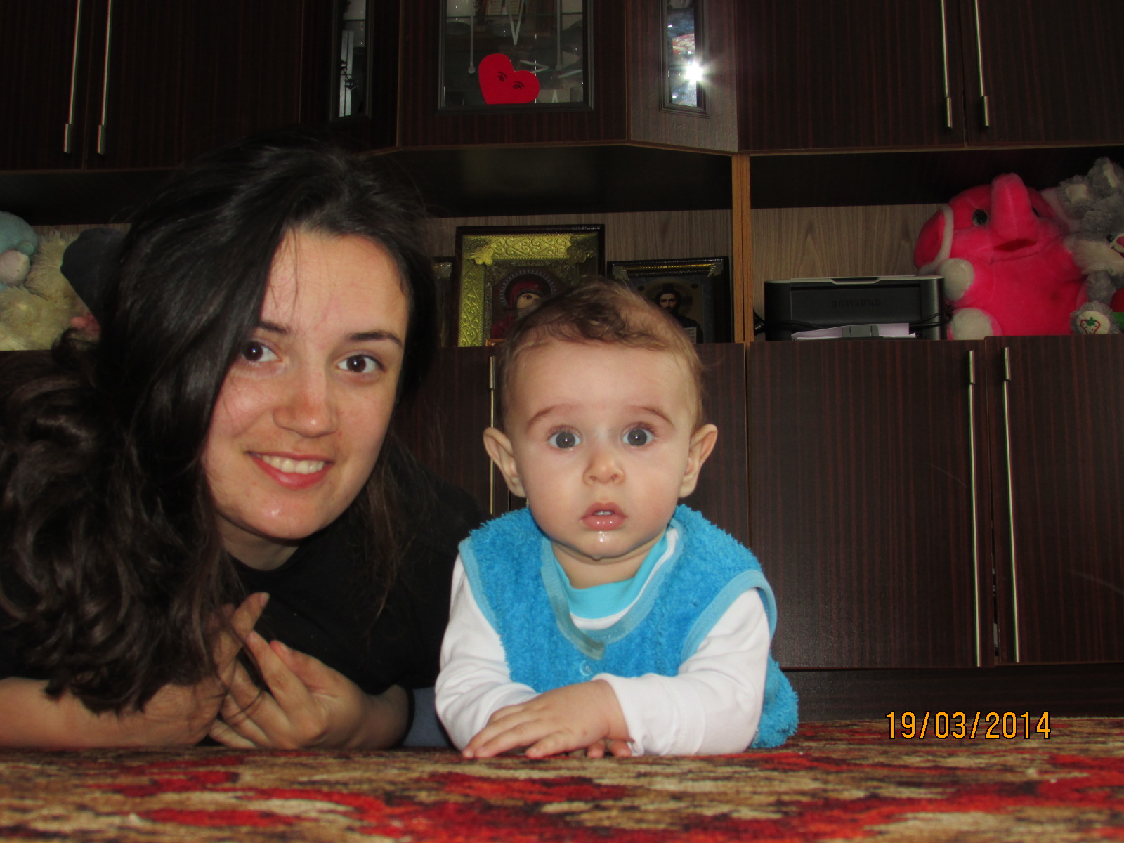 Прогулка во дворе...весна Мишенька 7 месяцев и 7  дней