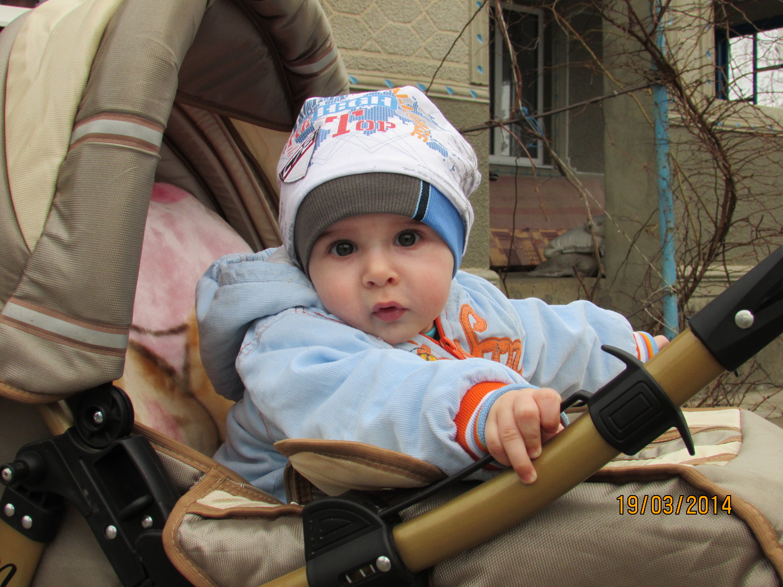 Прогулка во дворе...весна Мишенька 7 месяцев и 7  дней