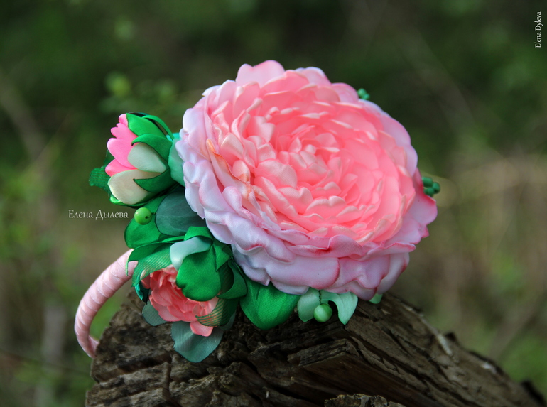 Ободок с розовым пионом