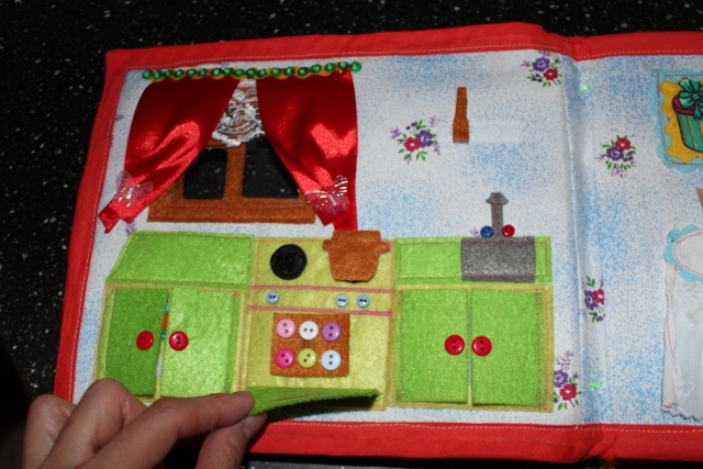 Кукольный домик-книжка.