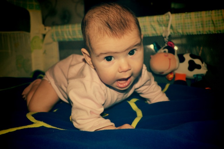 Попытки стать на четвереньки