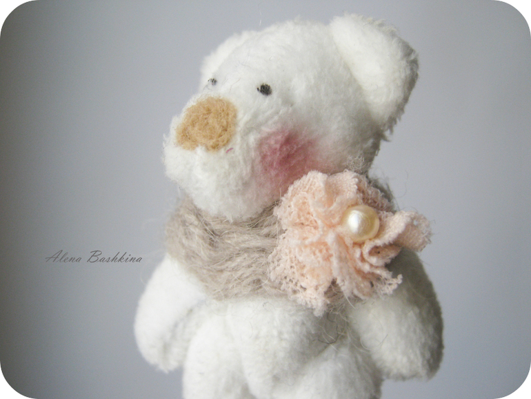 Тильда Бэкки с мишкой