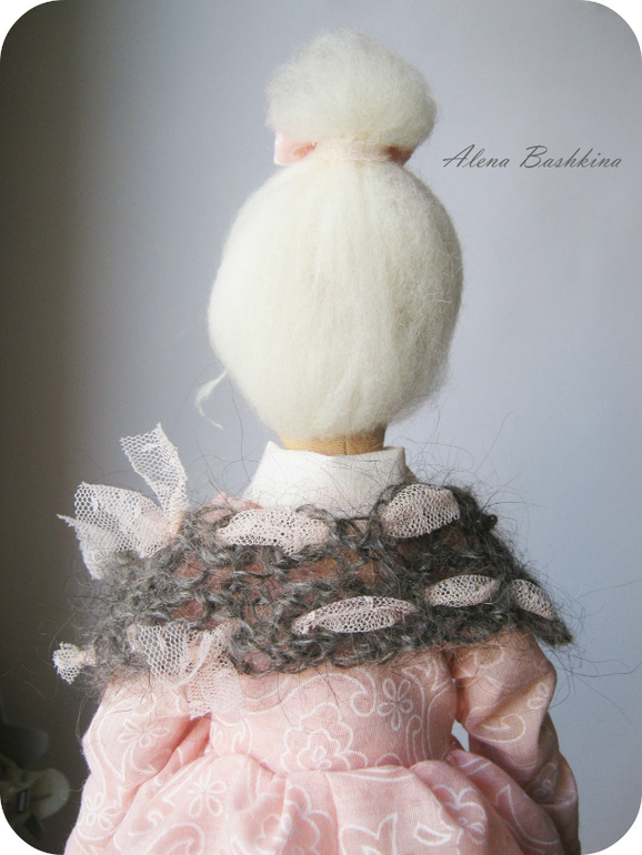 Тильда Бэкки с мишкой