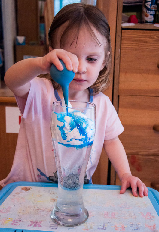 Экспериментальные четверги: дождик, исчезающие вещи, поем с бутылками