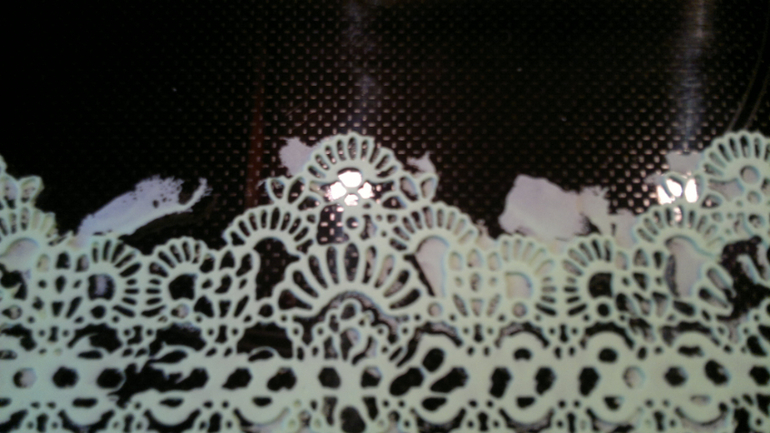 Девочки милые подскажите! Как сладить с кружевом??? Что не так(((