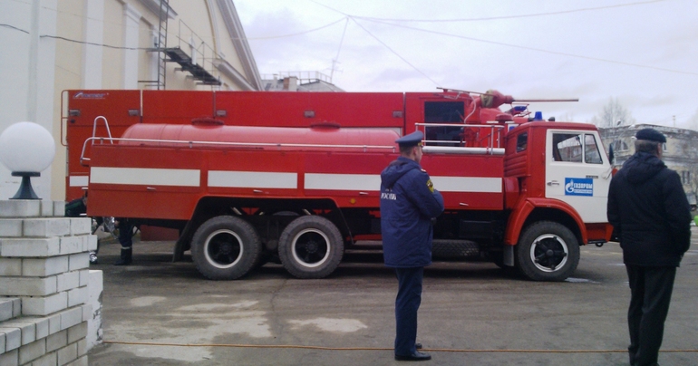 При пожаре звонить 01
