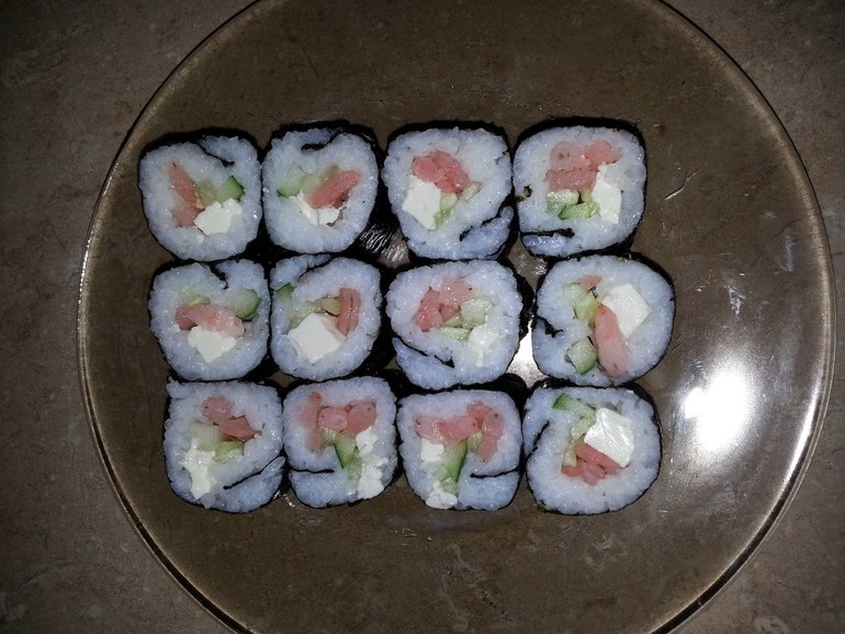 Накрутила циновкой.