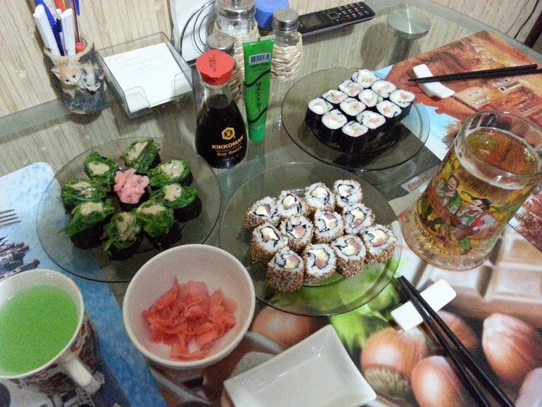 Накрутила циновкой.