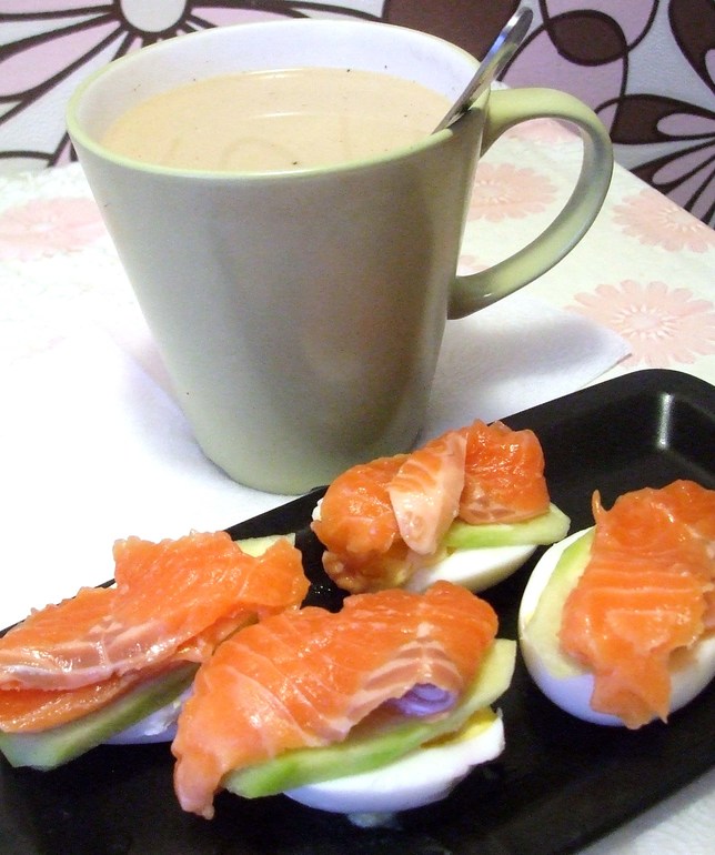 форель слабосоленая с яйцом и огурцом