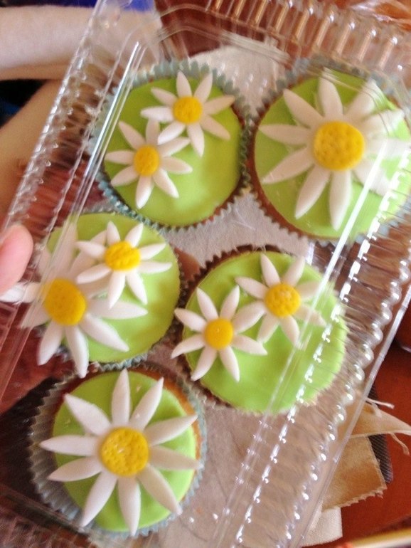 6-й мастичный тортик - ромашки.