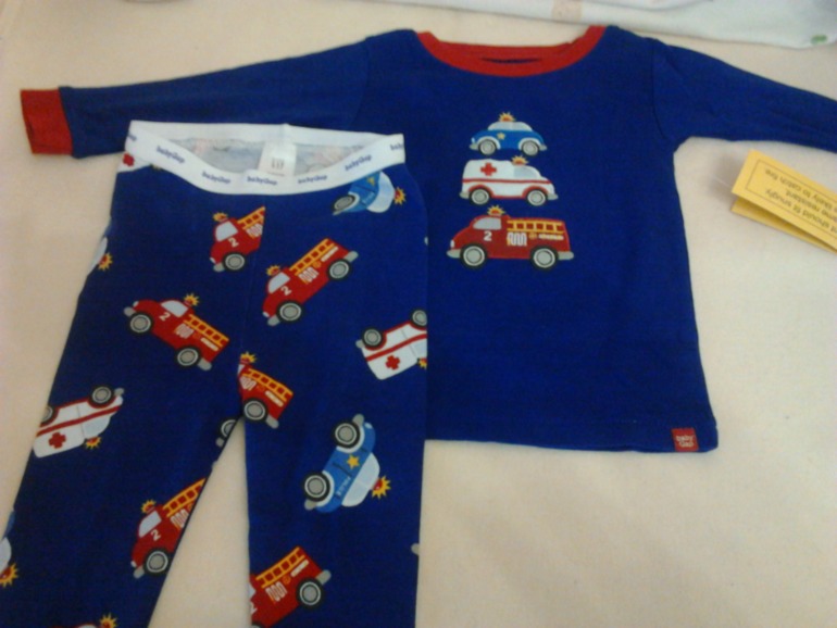 Две пижамы на мальчика Baby Gap (р.2 года и размер 6-12 мес)