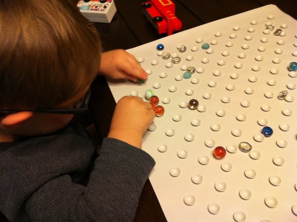 КОВРИК НА ПРИСОСКАХ И МРАМОРНЫЕ ШАРИКИ