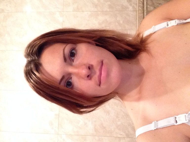 Изменила тон волос