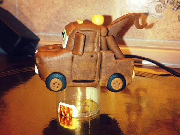 Мой талантливый муж и его Мэтр из Тачек для моего второго тортика! Горжусь мужулей!!!:)))