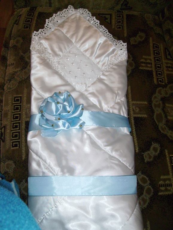 Вот какой цветочек я сделела из ленты на выписку,привязывается отдельно к ленте.