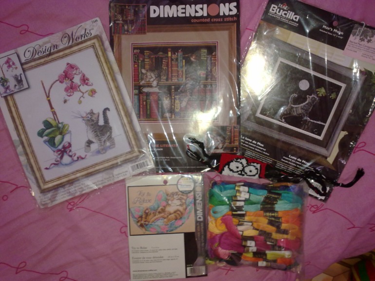 Я своего  Хому порадовала кошками