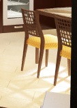 Отчаянно ищу стулья с желтыми сиденьями.