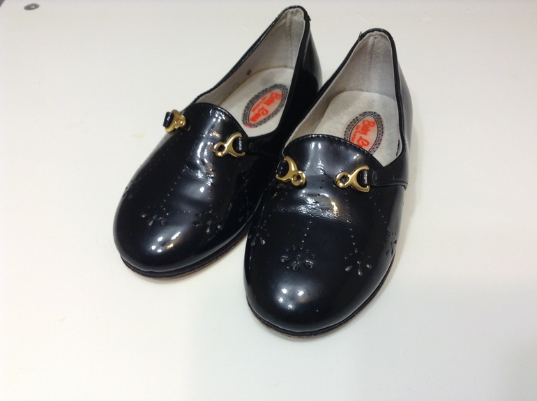 Продаю кожаные туфли, привезенные из Италии. Размер 21, б/у. Подошва кожа!