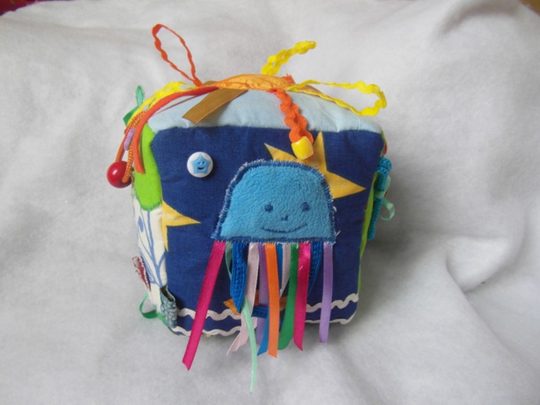 Кубик развивающий.