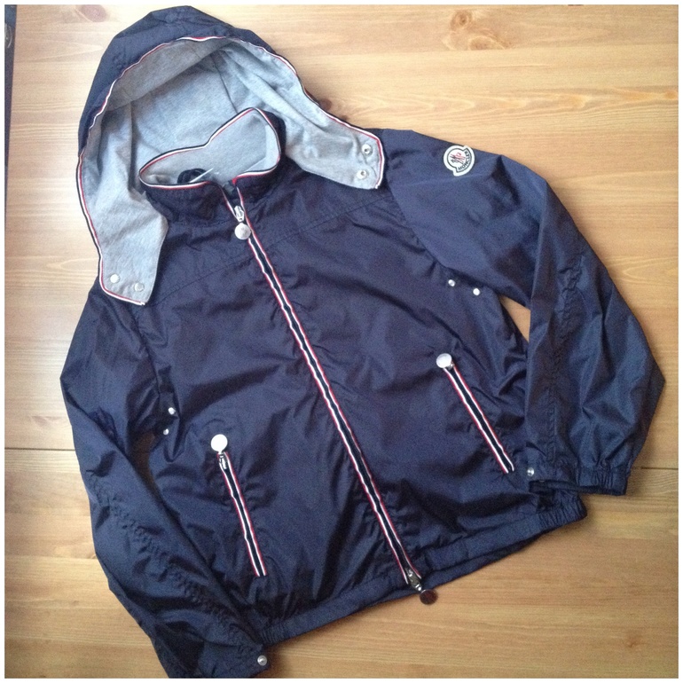новая ветровка Moncler !оригинал! на 140 рост  6000!