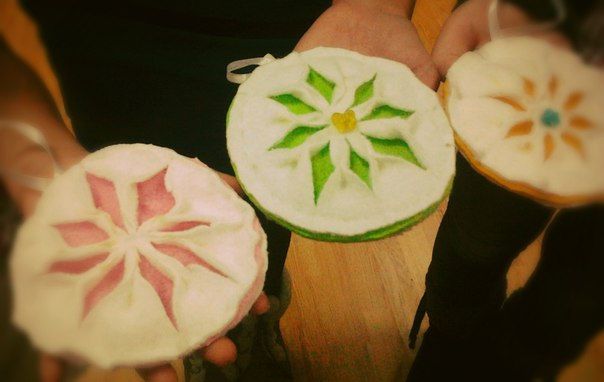 Новогодние игрушки, свечи и хлопушки)))