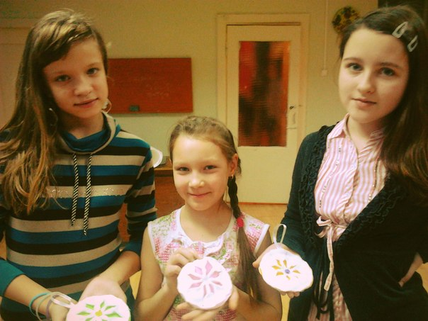 Новогодние игрушки, свечи и хлопушки)))