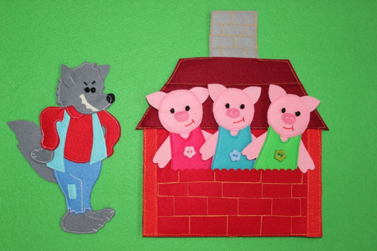 Три поросёнка.