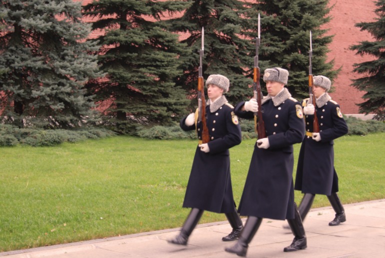 Смена караула-вечный огонь-Александровский сад