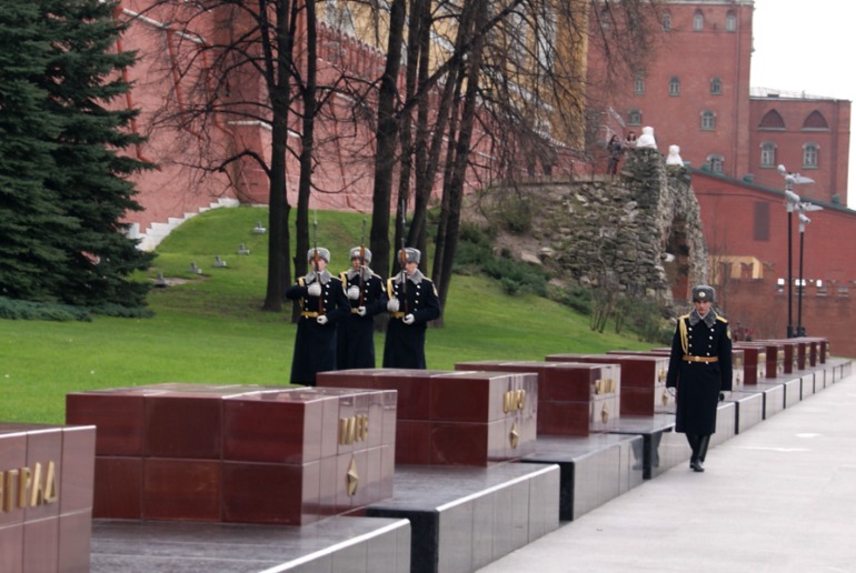 Смена караула-вечный огонь-Александровский сад