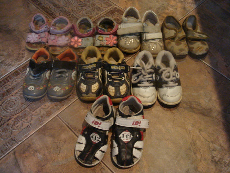 Отдам даром! Прогулочную коляску и стульчики для кормления и обувь