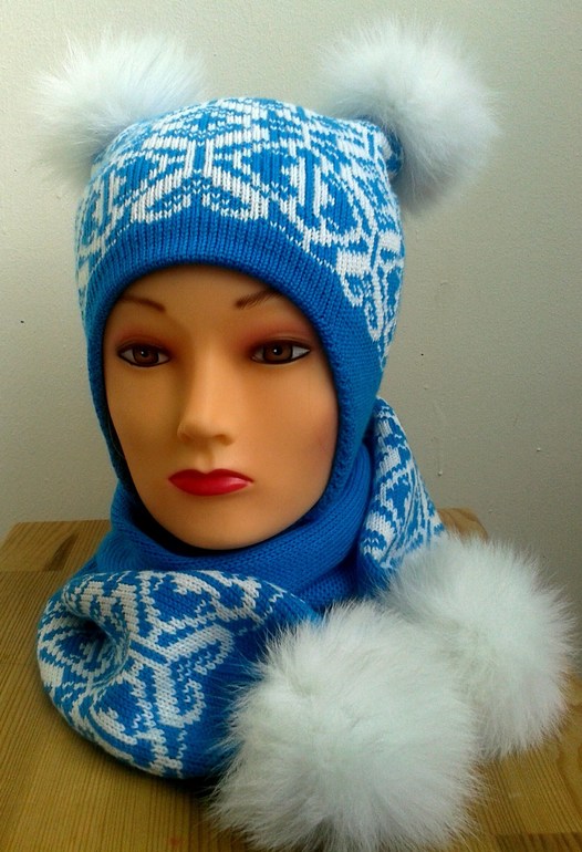 Шапочки, шарфики много))))))